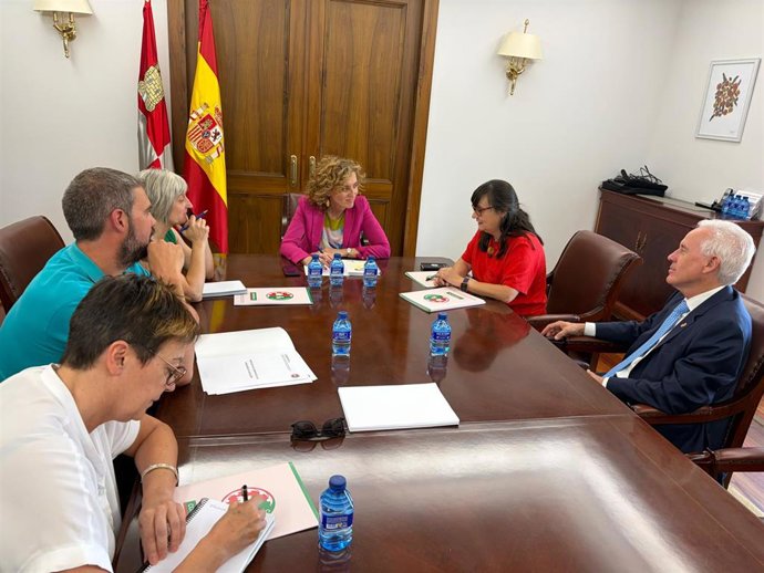 La consejera de Educación de Castilla y León, María Pardo, se reún con representantes de Confapacal.