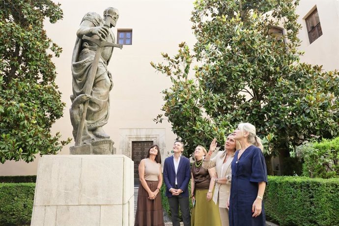 La consejera de Cultura, Patrimonio Histórico y Deporte, Patricia del Pozo, en el rectorado de la UGR.