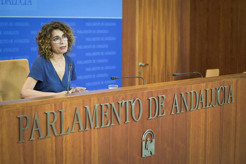 La secretaria general del PSOE-A y portavoz del Grupo Parlamentario Socialista, María Jesús Montero, ofrece una rueda de prensa para abordar asuntos de actualidad en la sala de prensa del Parlamento. A 14 de julio de 2026 en Sevilla (Andalucía, España). M