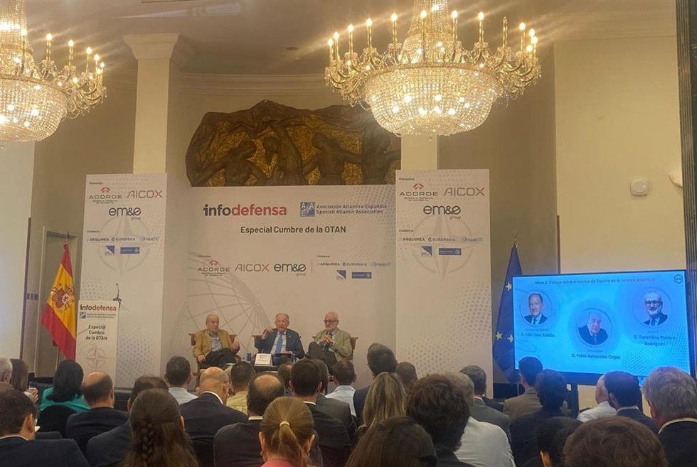 El exdirector del CNI, Félix Sanz Roldán; el diplomático Pablo Benavides Orgaz; y el analista Florentino Portero Rodríguez; en la jornada 'Especial Cumbre de la OTAN' a, a 14 de julio de 2026, en Madrid (España).