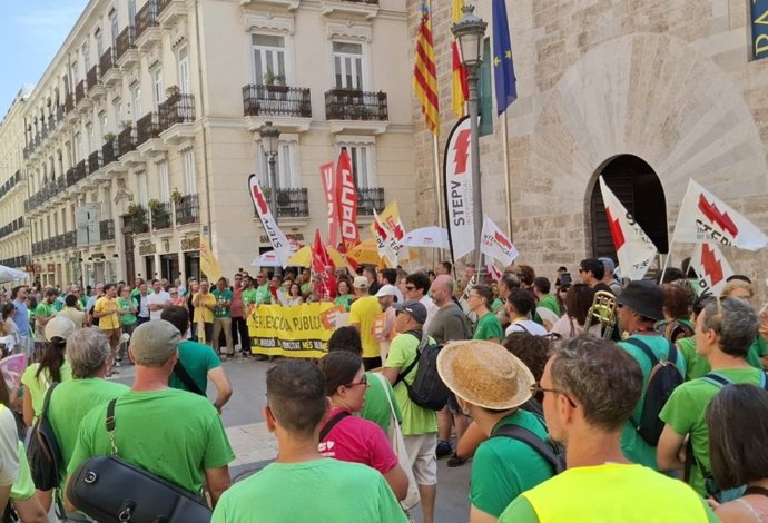 La Plataforma en Defensa de l'Ensenyament Públic se ha concentrado ante las puertas de Les Corts Valencianes, donde se debaten las enmiendas a los presupuestos de la Generalitat, para exigir que se "reactive" el Plan Edificant.