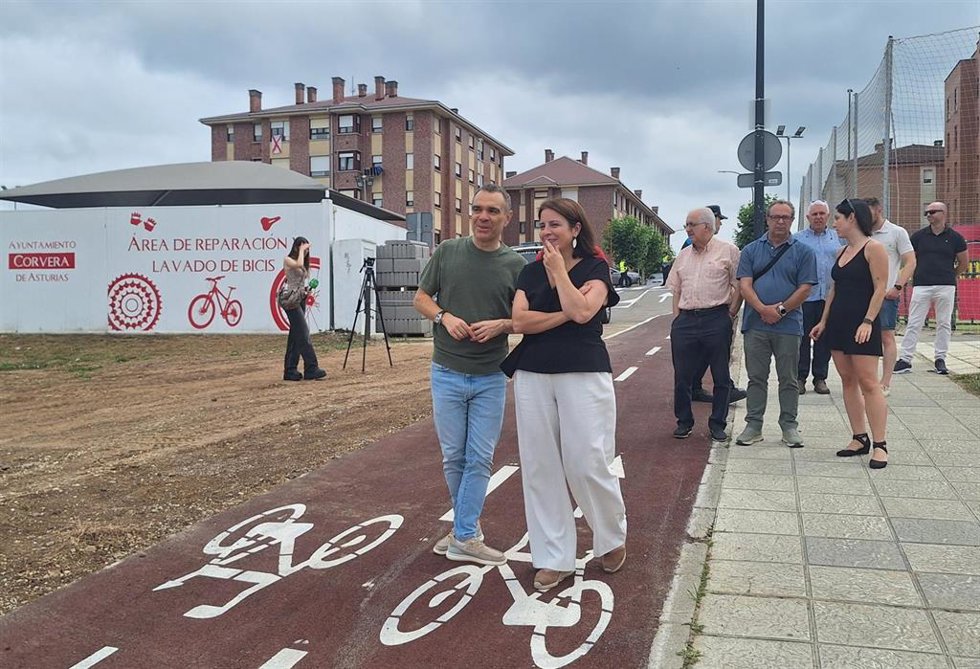 La delegada del Gobierno en Asturias, Adriana Lastra, con el alcalde de Corvera, Iván Fernández.