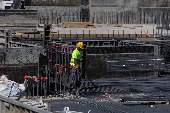 Archivo - Trabajadores durante la realización de unas obras