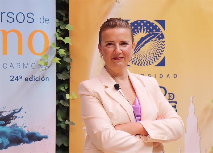 La directora académica del Grado en Fisioterapia del Centro Universitario San Isidoro, adscrito a la Universidad Pablo de Olavide , Raquel Chillón participa en los cursos de verano de la UPO en su sede de Carmona (Rectora Rosario Valpuesta).