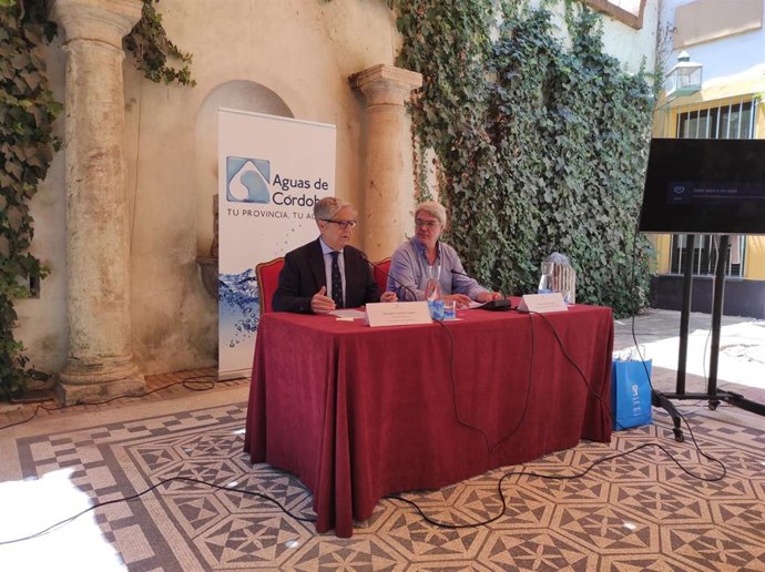 El presidente de la Diputación de Córdoba, Salvador Fuentes (izda.), en la entrega de premios de la IV edición del Certamen de Dibujo con motivo del Día Mundial del Agua.