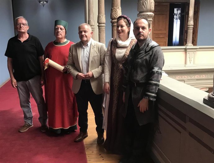 El diputado provincial y alcalde de Borja, Eduardo Arilla, y el director de la recreación, Benito de Ramón, con actores que recrean la visita de los Reyes Católicos a Borja en 1492