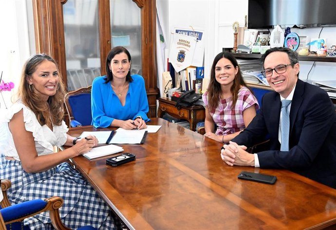 La alcaldesa de Santander, Gema Igual, se reúne con la nueva junta directiva del Colegio de Farmacéuticos de Cantabria