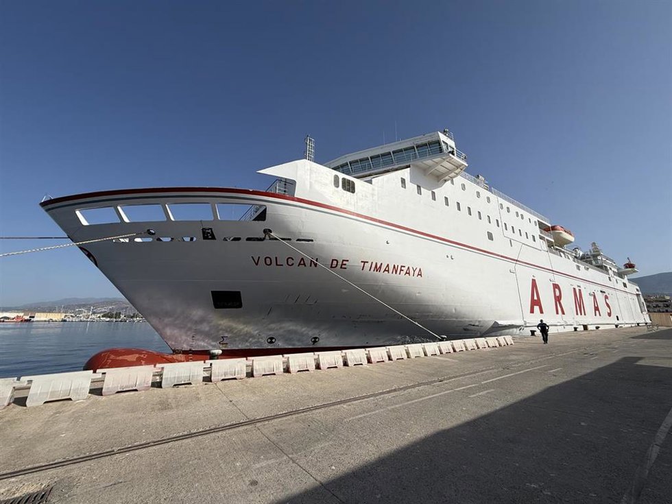 El buque Volcán de Timanfaya, atracado en el muelle Levante del Puerto de Motril (Granada)
