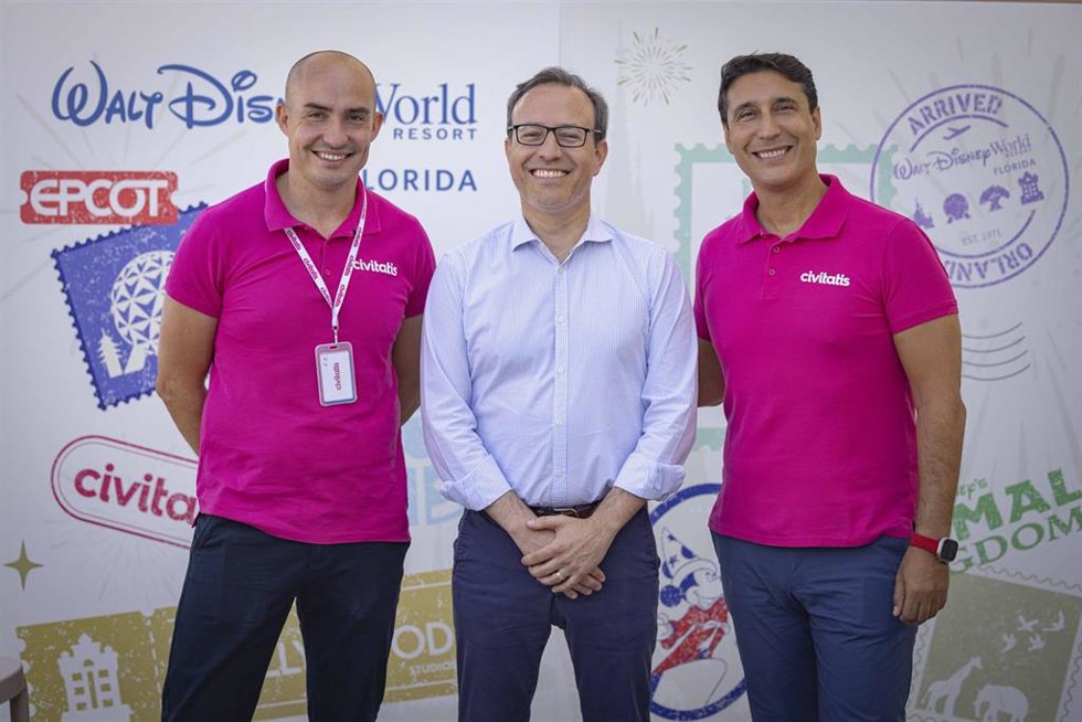 Enrique Espinel, COO de Civitatis, Tiago Santos, director general de Disney Destinations para España y Portugal y Andrés Spitzer, CEO de Civitatis