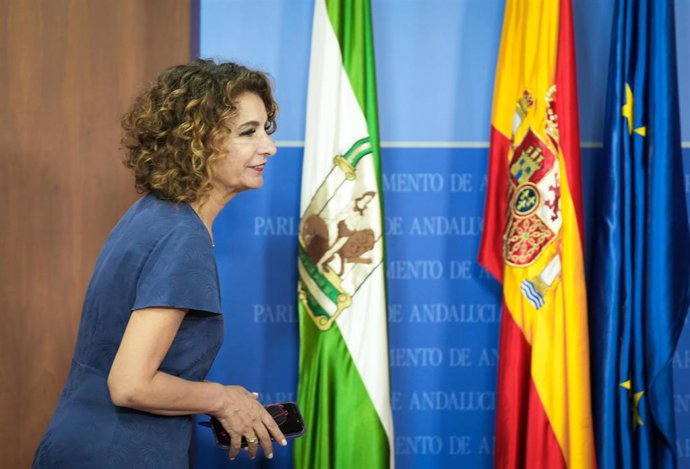 La secretaria general del PSOE-A y portavoz del Grupo Parlamentario Socialista, María Jesús Montero, ofrece una rueda de prensa para abordar asuntos de actualidad en la sala de prensa del Parlamento. A 14 de julio de 2026 en Sevilla (Andalucía, España). M