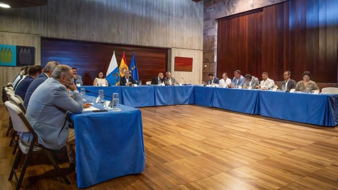 Reunión del Gobierno de Canarias y la Fecam para abordar el nuevo FDCAN