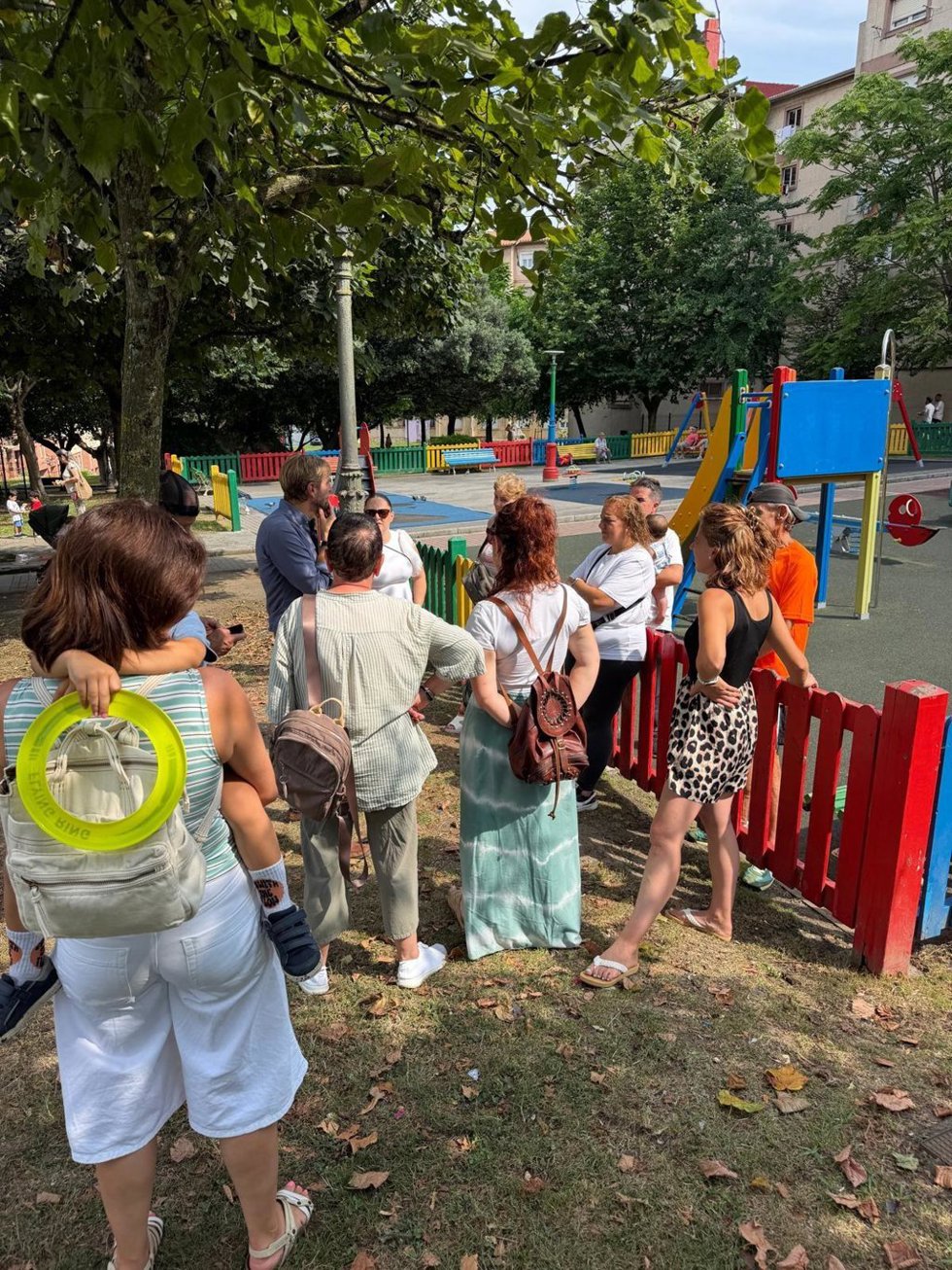 El portavoz del PRC en el Ayuntamiento de Santander, Felipe Piña, visita el Parque de Mendicouague