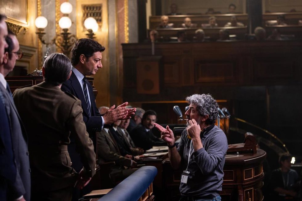 El director Alberto Rodríguez dando instrucciones al actor Álvaro Morte antes del rodaje de una escena de la serie 'Anatomía de un instante'