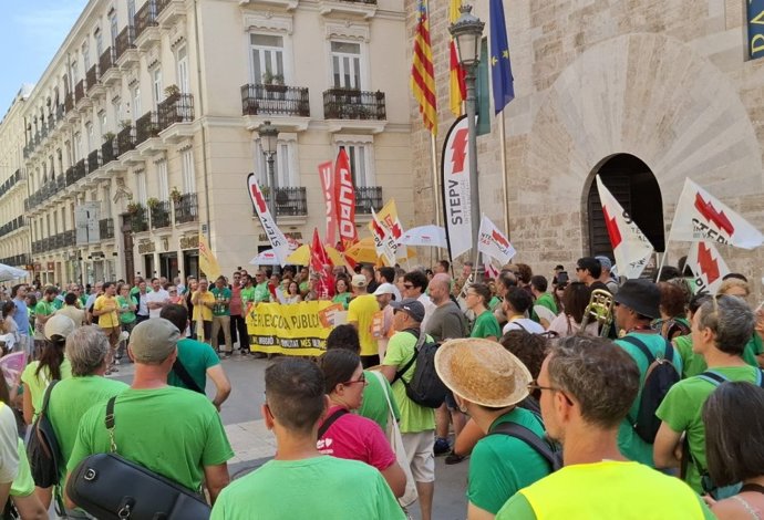 La Plataforma en Defensa de l'Ensenyament Públic s'ha concentrat davant de les portes de Les Corts Valencianes, on es debaten les esmenes als pressupostos de la Generalitat, per a exigir que es "reactive" el Pla Edificant.