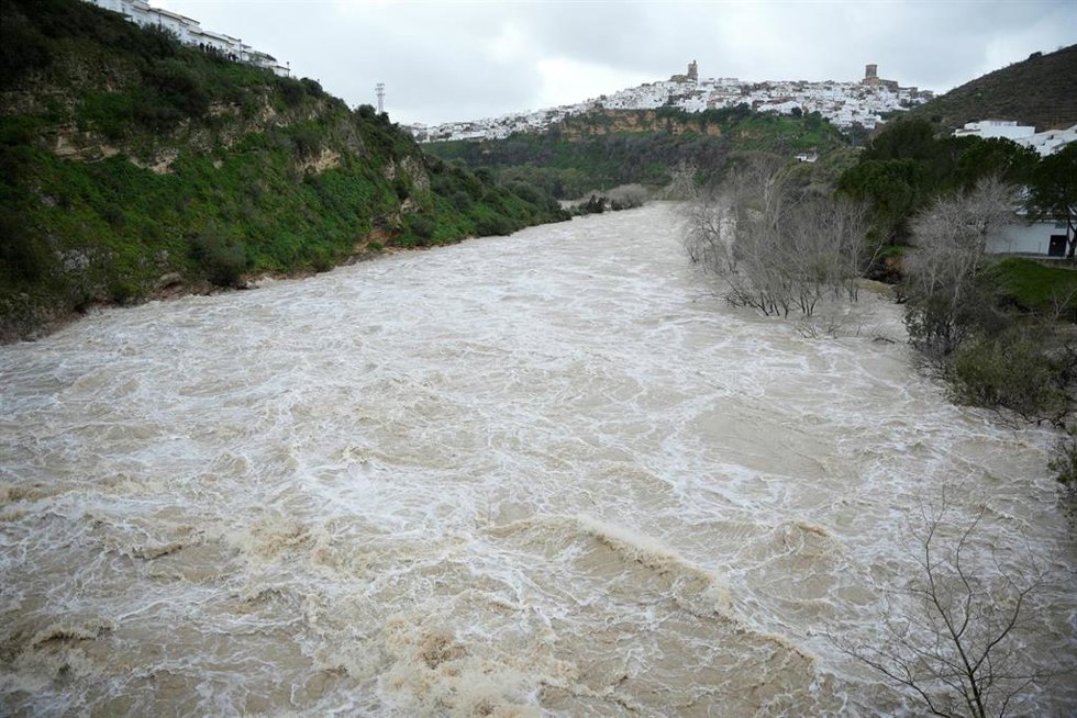 Archivo - Crecida del río Guadalete a su paso por la localidad gaditana de Arcos de la Frontera. Imagen de archivo