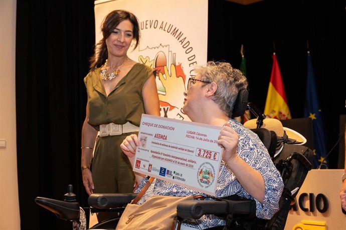 La vicepresidenta Primera de Territorio de la Diputación de Cáceres, Esther Gutiérrez, entrega la recaudación de un concierto solidario a la Asociación de Enfermos de Esclerosis Múltiple de Cáceres (Aeemca).