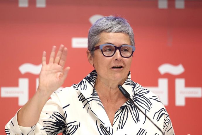 Archivo - La directora de la Feria del Libro, Eva Orúe, interviene durante la presentación del cartel de la 82ª edición de la Feria del Libro, a 11 de abril de 2023, en Madrid (España). La 82º edición de la Feria del Libro se celebrará en el Parque de El 