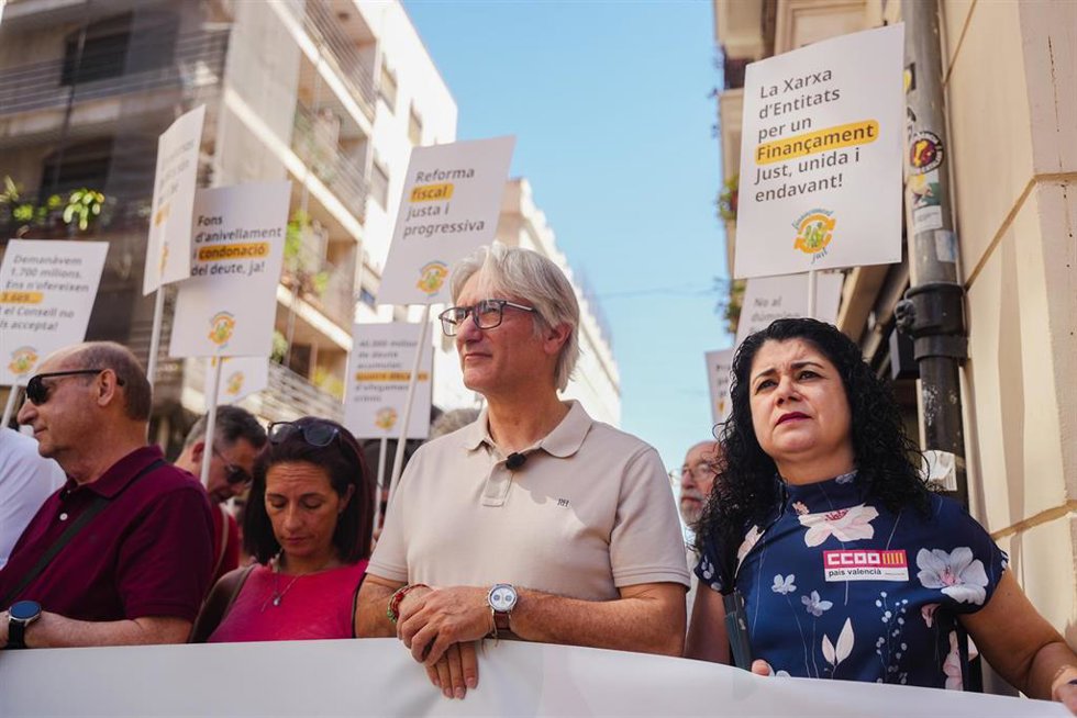 El secretario general de UGT-PV, Tino Calero (2d), la secretaria general de CCOO-PV, Ana María García (d), durante una acción de Xarxa de Entitats per un Finançament Just frente a Les Corts