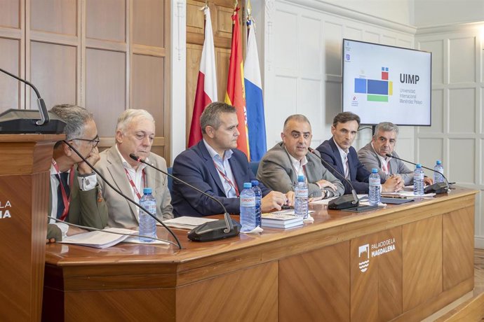 Mesa redonda sobre 'Política pública autonómica y local en materia de vivienda' en la UIMP