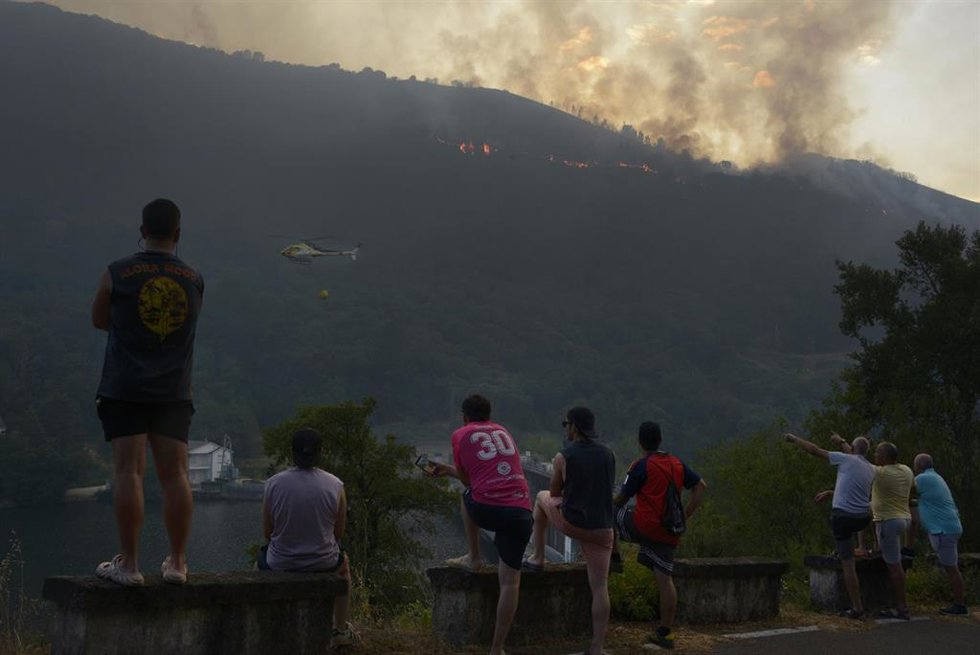 Helicópteros bombarderos trabajan en las tareas de extinción del incendio forestal de Ribas de Sil, a 12 de julio de 2026, en Ribas de Sil, Lugo, Galicia (España). El fuego, originado el sábado por la tarde, continúa sin estar controlado y la superficie a