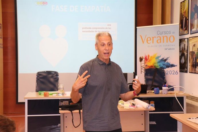 El experto en innovaciones aplicadas a proyectos culturales y coordinador del área de Industrias Culturales en la Agencia Andaluza de Instituciones Culturales, Francisco Miguel López, en los cursos de verano de la Universidad Pablo de Olavide en Carmona