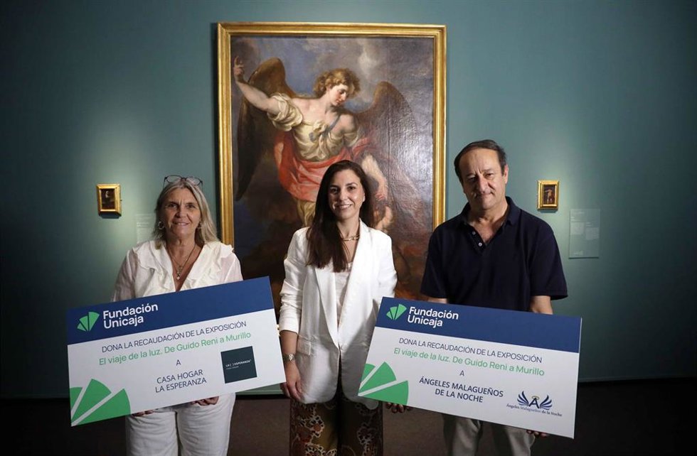 La directora de División de Actividades de la Fundación Unicaja, Cristina Rico, junto al presidente de Ángeles Malagueños de la Noche, José Bravo, y la vicepresidenta de la Casa de la Esperanza, Marisa Blázquez.