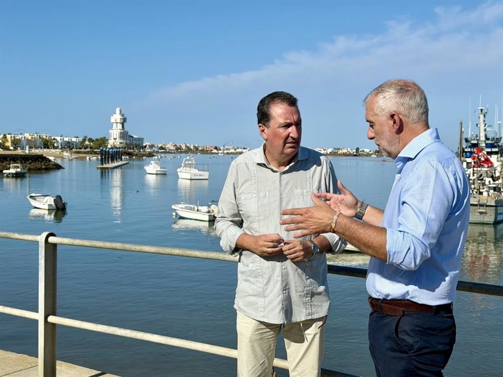 El presidente del PP de Huelva, Manuel Andrés González, junto al portavoz municipal del PP en Isla Cristina, Emiliano Cabot.