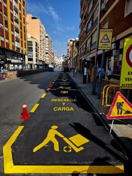Zona de carga y descarga habilitada en la rambla Obispo Orberá de Almería.