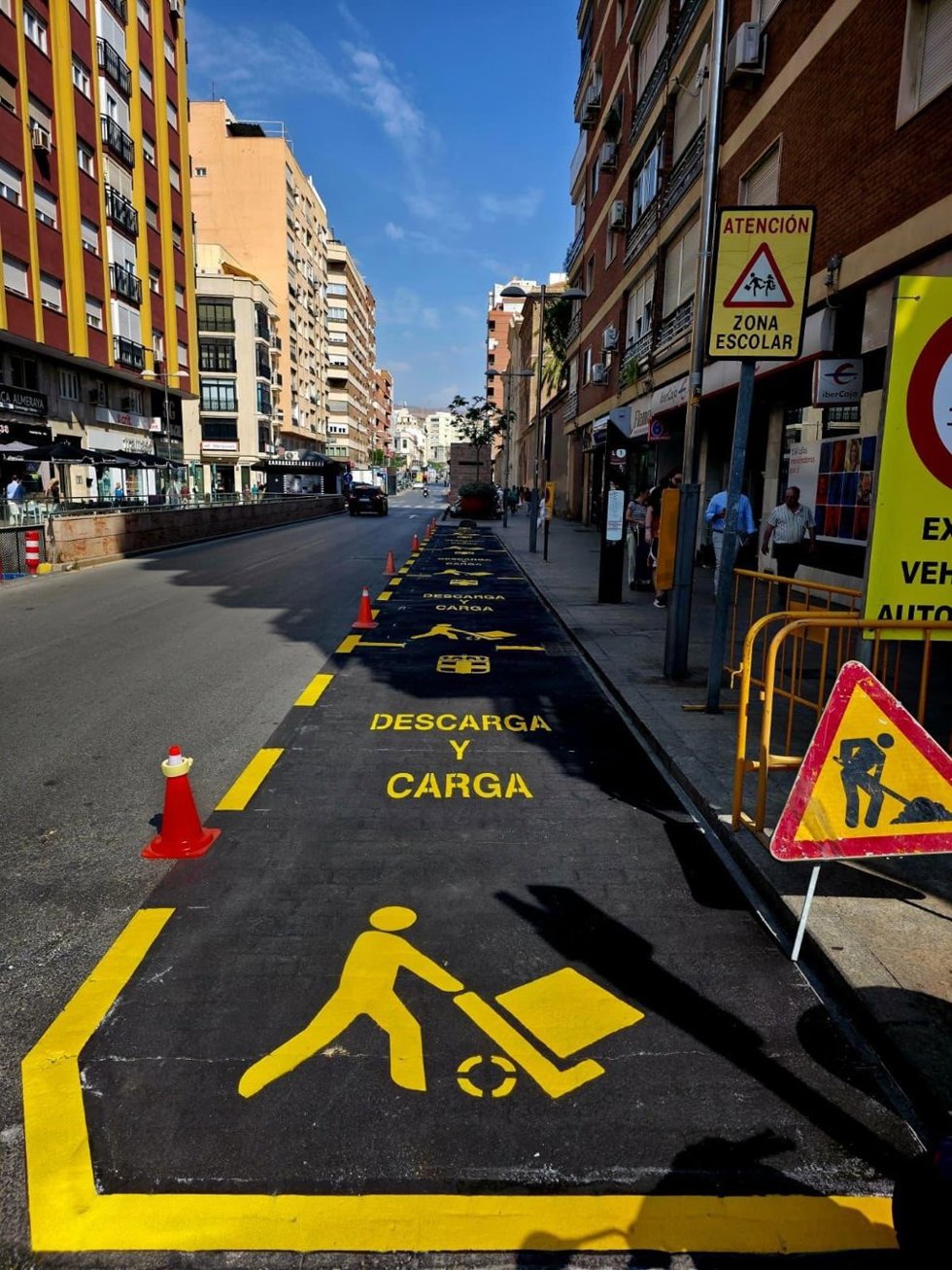 Zona de carga y descarga habilitada en la rambla Obispo Orberá de Almería.