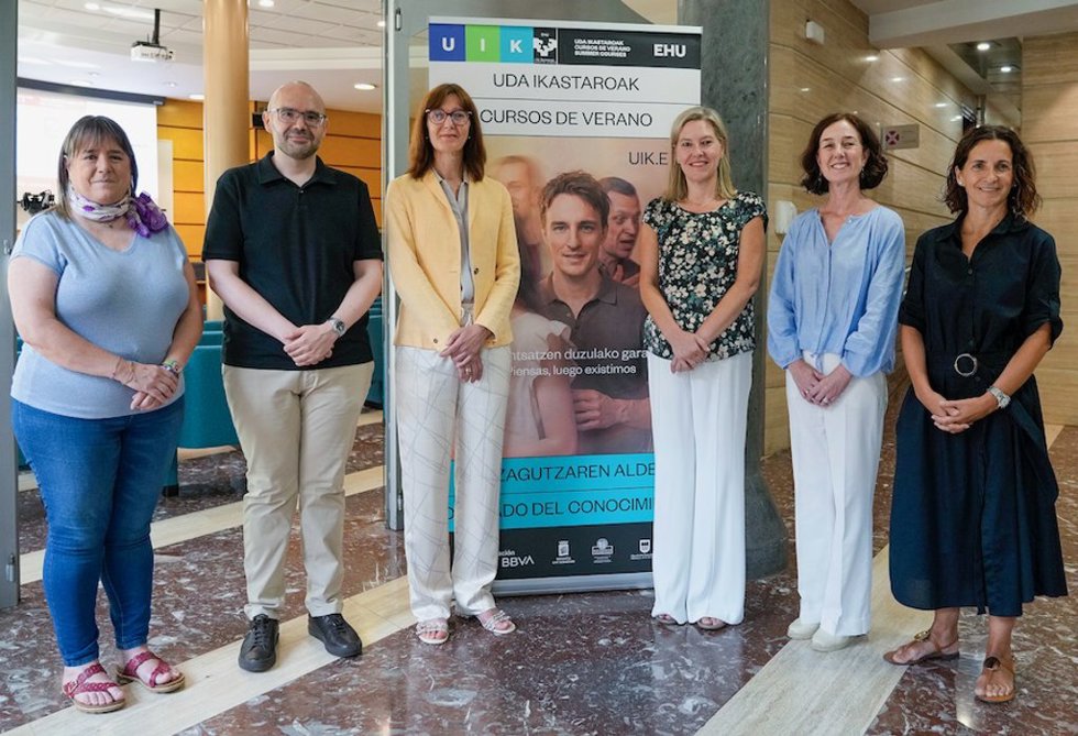 Ana Otadui, Itziar Alkorta Idiakez. Imanol Merino e Idoia Otaegui Aizpurúa presentan el curso de verano de la EHU que se celebrará en la Casa de Juntas de Gernila en septiembre