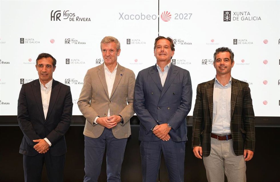 El titular de la Xunta de Galicia, Alfonso Rueda, y el presidente ejecutivo de la Corporación, Ignacio Rivera, firman el acuerdo de patrocinio del Xacobeo 2027