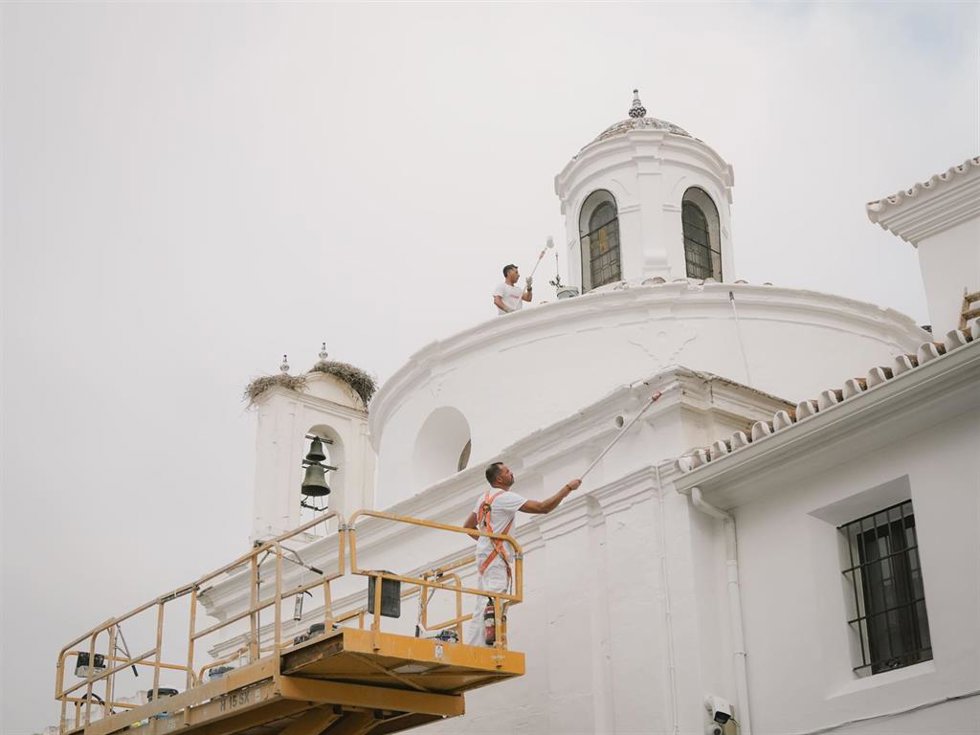 Trabajos de pintura en la parroquia de Nuestra Señora de la Asunción de Almonte (Huelva), para la Venida de la Virgen del Rocío.