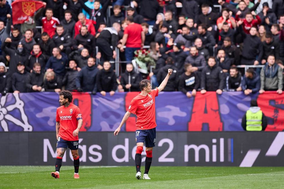 Archivo - El delantero croata Ante Budimir (centro) celebra un gol con CA Osasuna ante el Real Betis en El Sadar.