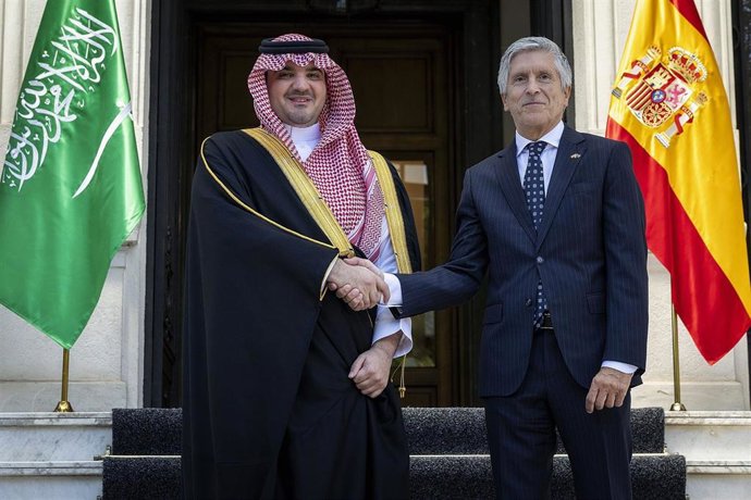 El Ministro Del Interior, Fernando Grande-Marlaska, Y Su Homólogo Saudí, Abdulaziz Bin Saud Bin Naif Bin Abdulaziz, Suscriben Un Acuerdo Para Desarrollar Programas Conjuntos De Capacitación E Intercambios Formativos