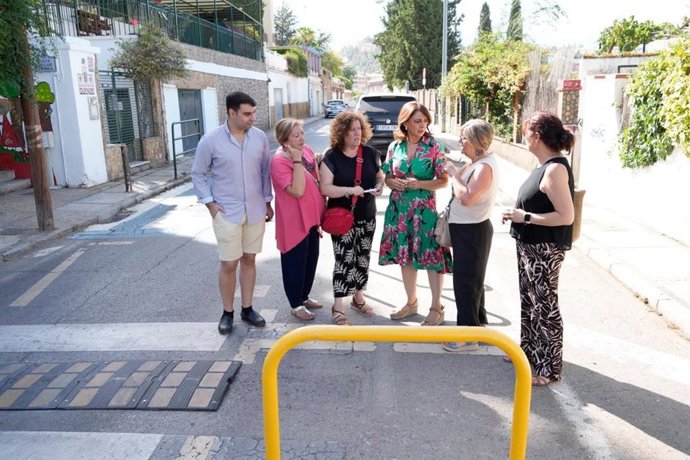 La portavoz del PSOE en el Ayuntamiento de Granada, Raquel Ruz, ha visitado el Paseo de las Palmas.