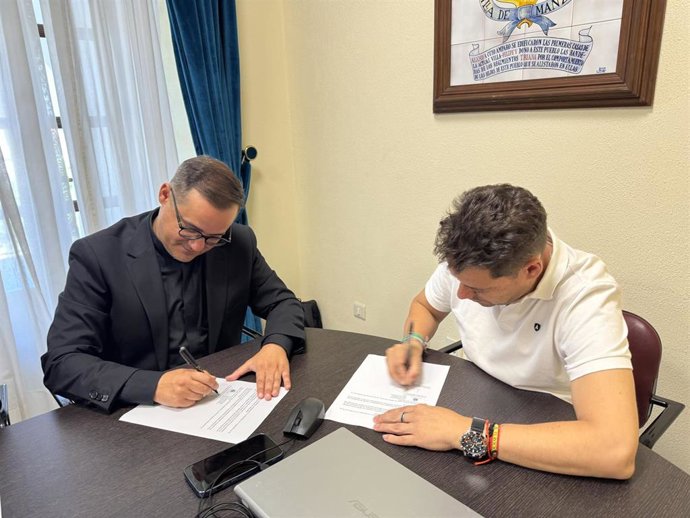El vicario episcopal para la Administración de los Bienes Diocesanos y Relaciones Institucionales, Jaime J. Cano Gamero, y el alcalde de Manzanilla, Francisco Javier Serrano,