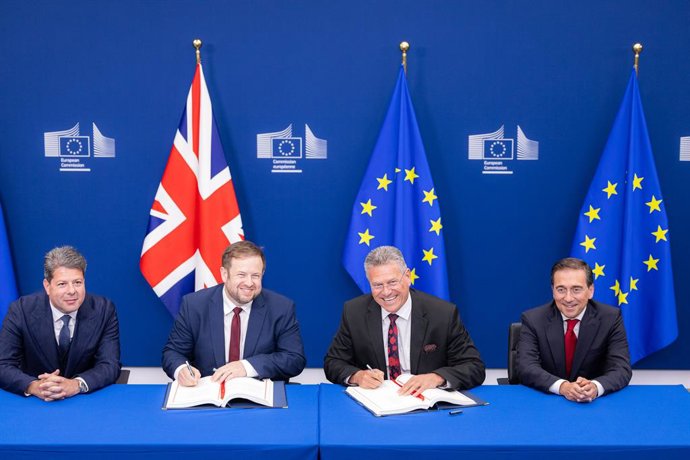 El ministro presidente de Gibraltar, Fabian Picardo; el secretario de Estado de Reino Unido para Europa, Stephen Doughty; el comisario Maro efcovic, y el ministro José Manuel Albares, con el Tratado que normaliza las relaciones UE/Gibraltar