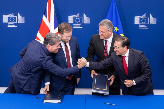 Elcomisario Maros Sefcovic y el secretario de Estado británico para Europa, Stephen Doughty, sostienen el Tratado de Gibraltar, mientras saludan la firma el ministro de Exteriores, José Manuel Albares, y el ministro presidente de Gibraltar, Fabian Picardo