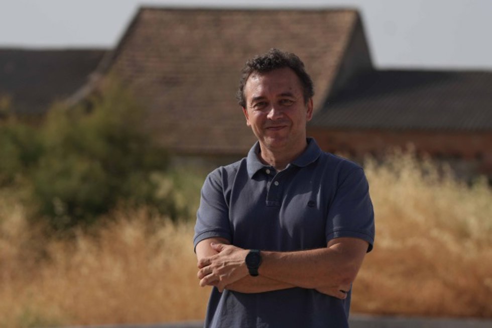 El investigador Rafael Vega en las salinas de Duernas.