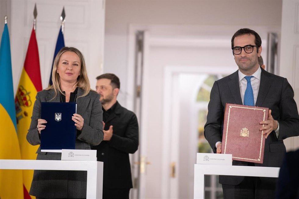 Archivo - La embajadora de Ucrania en España, Yuliia Sokolovska, y el ministro de Economía, Comercio y Empresa, Carlos Cuerpo, tras la reunión entre el presidente del Gobierno, Pedro Sánchez, y el de Ucrania, Volodímir Zelenski, en Moncloa; 18 de noviembr