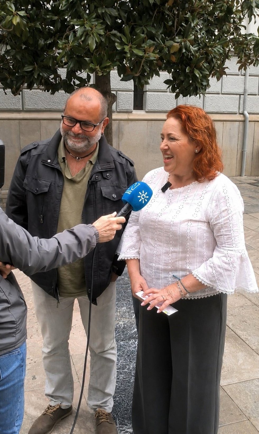 La diputada provincial de IU, Mari Carmen Pérez, atiende a los medios.