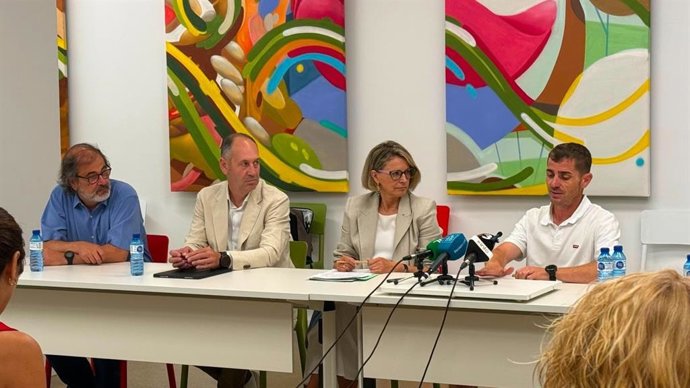 La secretaria de Alimentación, Rosa Cubel; el director del CREDA, José Maria Gil; el presidente de Afrucat, Andreu Viladegut, el presidente del Comitè de Pinyol de Afrucat, Jaume Lozano.