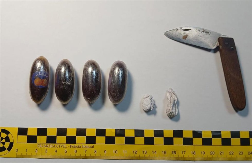 Droga y navaja aprehendida por la Guardia Civil.