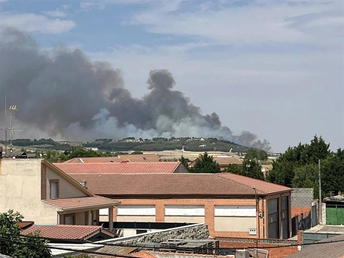 Imagen del humo del incendio declarado en Íscar (Valladolid) desde la cercana localidad de Pedrajas de San Esteban.