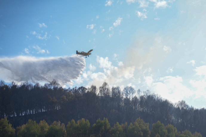 Un hidroavión trabaja en la extinción del incendio forestal de Íscar, a 14 de julio de 2026, en Íscar, Valladolid, Castilla y León (España).