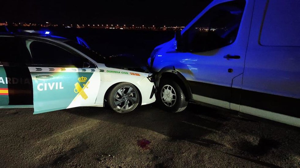 Vehículo de la Guardia Civil embestido por una furgoneta en Roquetas de Mar (Almería).