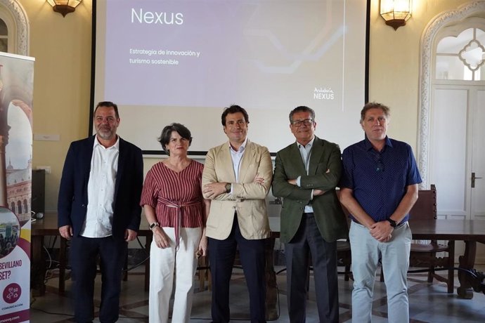 Foto de familia de ASET en una jornada con el sector turístico, en el Pabellón Mudéjar, para impulsar la innovación y el uso de los datos con la herramienta 'Andalucía Nexus'