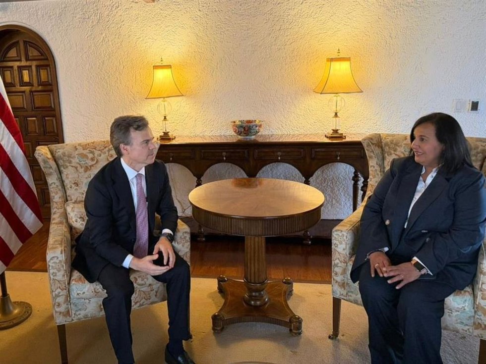 La opositora venezolana Dinorah Figuera a la izquierda de la fotografía junto con el entonces embajador estadounidense 