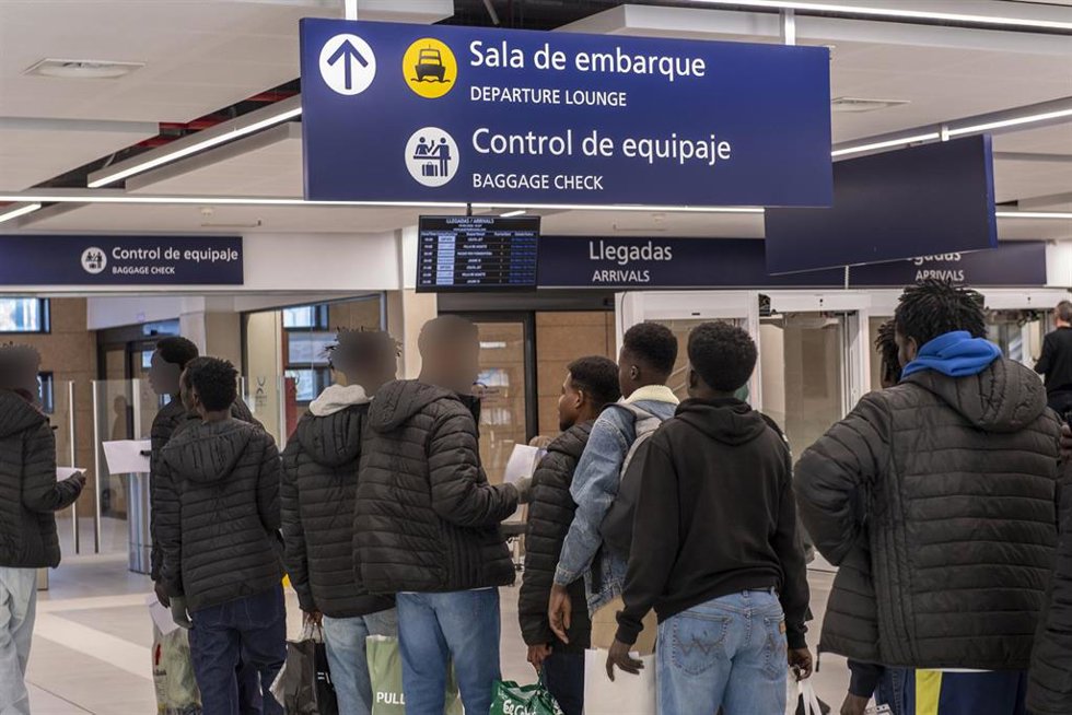 Archivo - Jóvenes sudaneses a su salida del Centro Temporal de Inmigrantes (CETI) de Ceuta. Archivo.