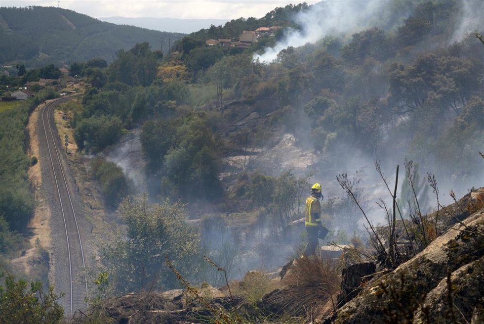 Bomberos y un hidroavión trabajan en las tareas de extinción del incendio forestal de Untes, a 13 de julio de 2026, en Untes, Ourense, Galicia (España). Un incendio forestal declarado en Untes ha obligado a desplegar recursos de extinción por tierra y air